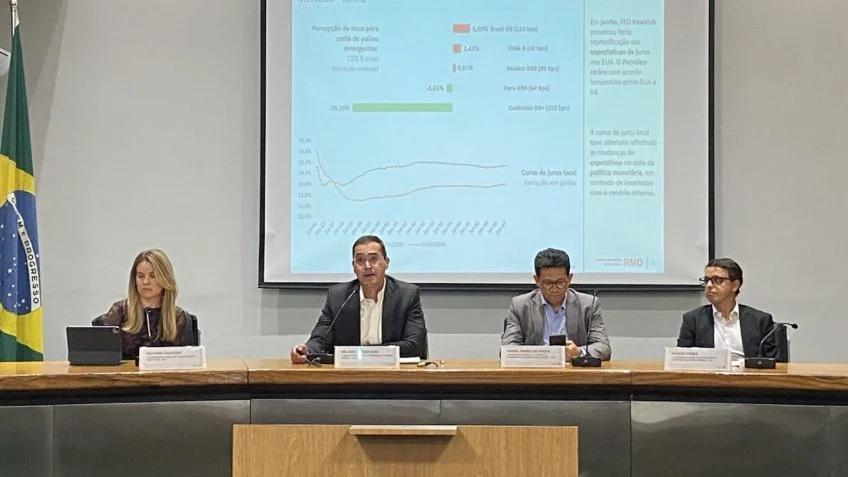 Apresentação oficial do Relatório Mensal da Dívida de junho.