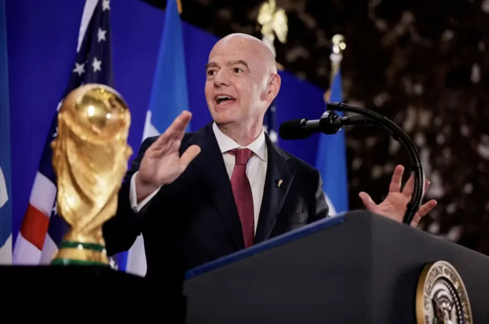 Gianni Infantino, presidente da Fifa, discursa em encontro com Donald Trump — Foto: Evan Vucci 