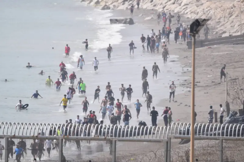 Ceuta pede emergência nacional após chegada de mais de 1.500 migrantes
