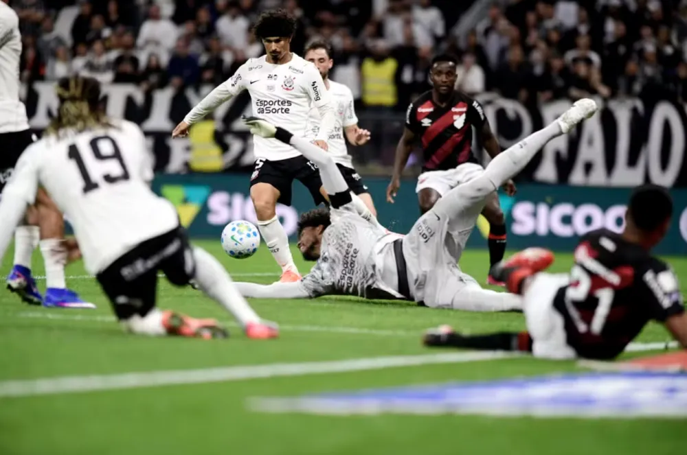 André Ramalho e Hugo Souza durante a partida, Marcos Ribolli.