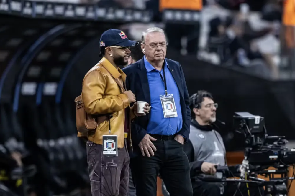 Memphis Depay em partida do Corinthians, Jhony Inácio.